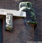 Peinzende vrouw (A.P Termote) en dierfiguren (terracotta, W.C. Brouwer).
              <br/>
              Gert-Jan Lobbes, 2018